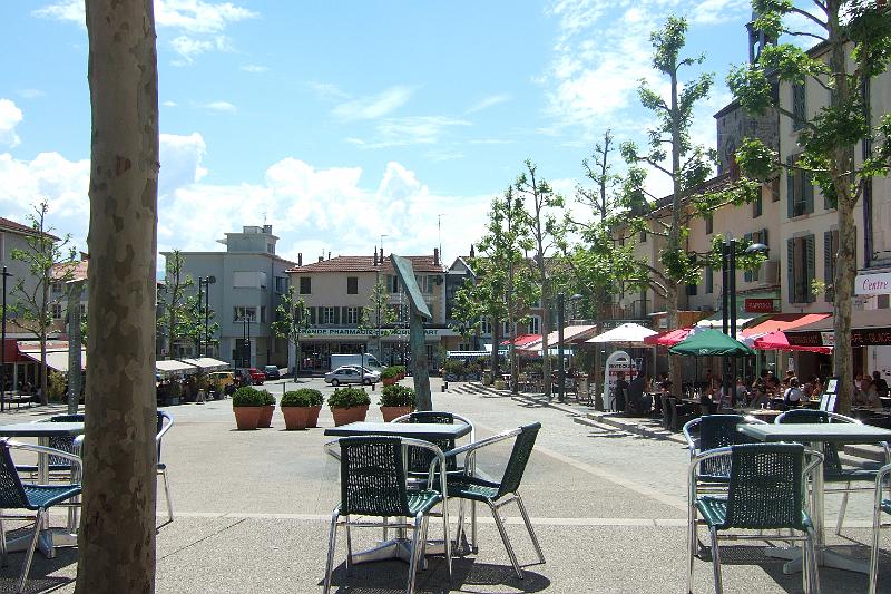 2011-05- (1213).JPG - Im Zentrum von Romains-sur-Isère gibt es reichlich Gelegenheit für eine Pause mit Erfrischung - wieder müssen wir bis 17 Uhr warten, bis unsere Unterkunft ihre Tore aufmacht